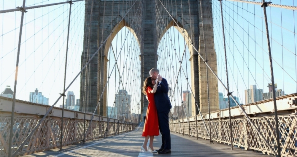 Couple sur un pont de New York Noce de Rêve by Flovinno